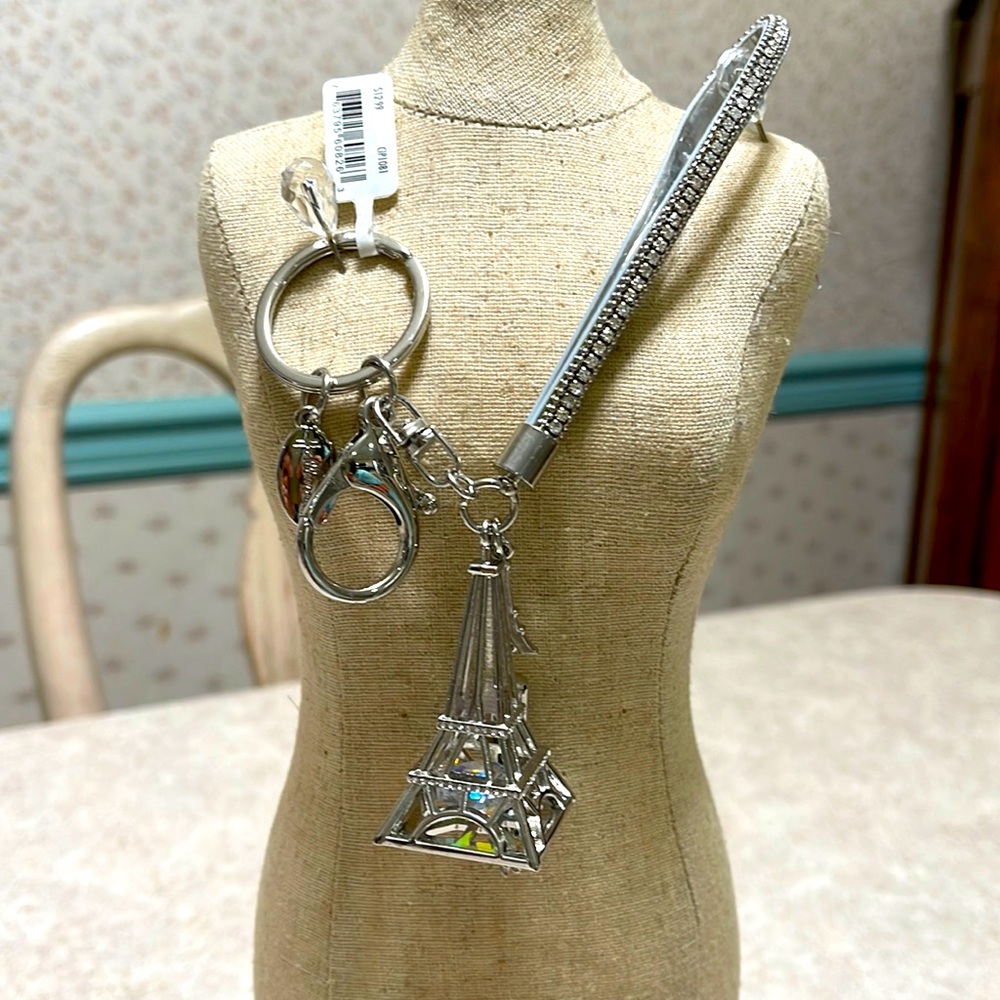 BNWT HALLMARK SILVER TONE & CRYSTAL EIFFEL TOWER PARIS KEYCHAIN 4 pcs Available - Picture 2 of 9